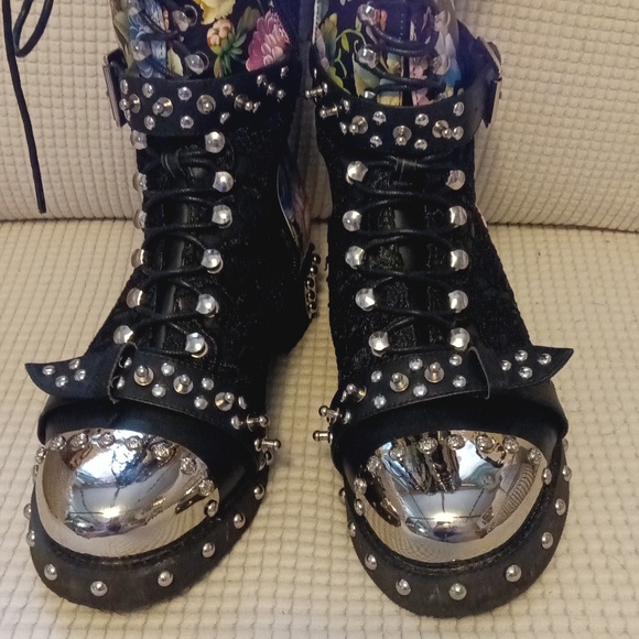 Boots - Picture 6 of 7